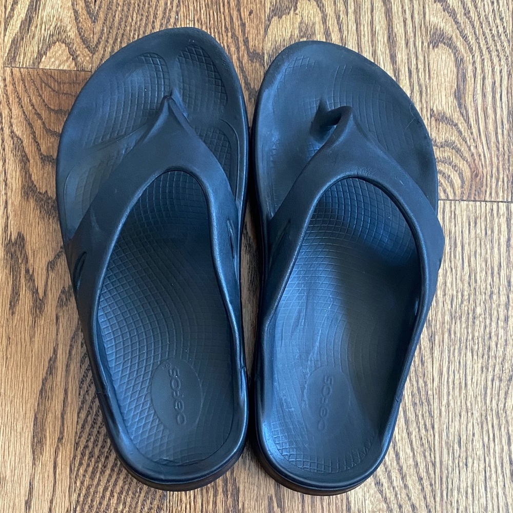 OOFOS Black sandals, size W11/M9. Good used condition.